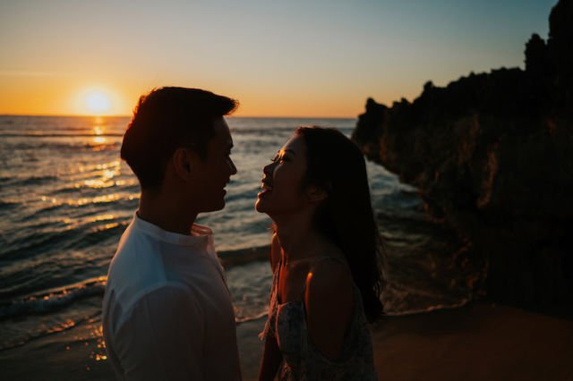 Siap-siap Baper, 14 Ide Foto Pre-Wedding di Pantai Kala Senja Menyapa Ini Cantik dan Bikin Deg-deg Ser