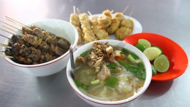 Soto ayam dan aneka sate