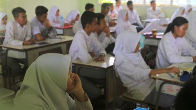 Menebak Karakter Seseorang dari Posisi Duduknya di Kelas. Katanya Makin Belakang Makin Bandel ya?