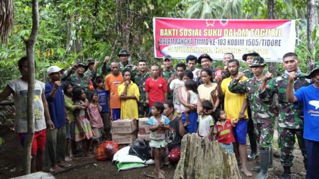 Suku Togutil Bersama TNI