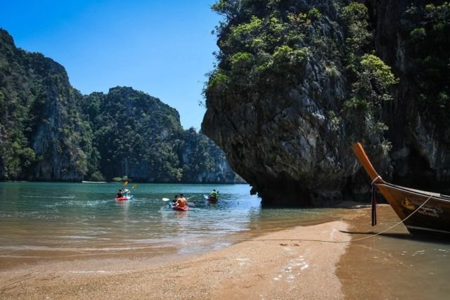 7 Destinasi yang Jadi Tongkrongan Bule di Thailand. Pasir Putih Berpadu Pemandangan Spektakuler!