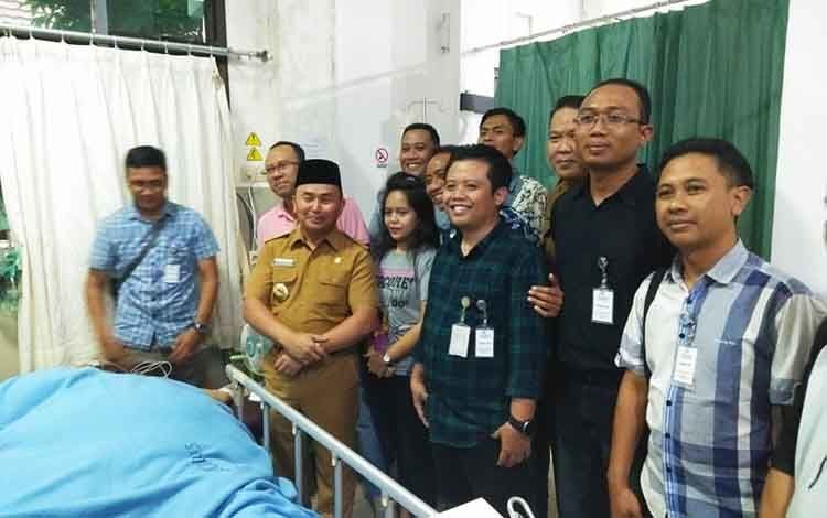 5 Kabar Terbaru Titi Wati Pasca Operasi. Beratnya Mulai Turun, Bisa Bangun dan Duduk Sendiri