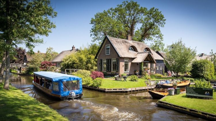 Berkunjung ke Giethoorn, Desa Paling Damai di Eropa. Nggak Ada Jalan Raya dan Kendaraan Bermotor!