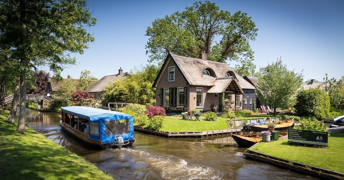 Berkunjung ke Giethoorn, Desa Paling Damai di Eropa. Nggak Ada Jalan Raya dan Kendaraan Bermotor!