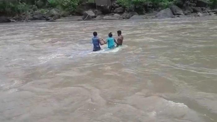 Ibu Ini Harus Seberangi Sungai Demi Bisa Melahirkan. Perjuangannya Bikin Hati Terenyuh