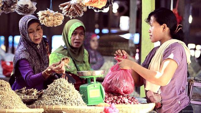 10 Ungkapan Hati dari Pembeli yang Nggak Bisa Nawar di Pasar. Serba Salah, tapi Lemah Akutu! :(