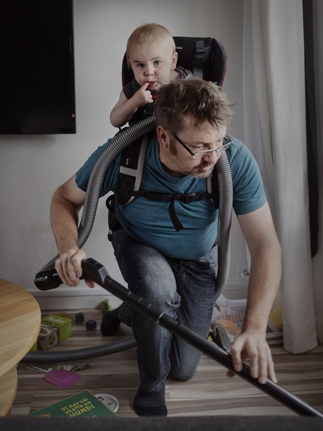 12 Potret Papa Siaga Versi Buku 'Swedish Dad'. Soal Mengasuh Anak, Ayah Sejati Nggak Kenal Gengsi!