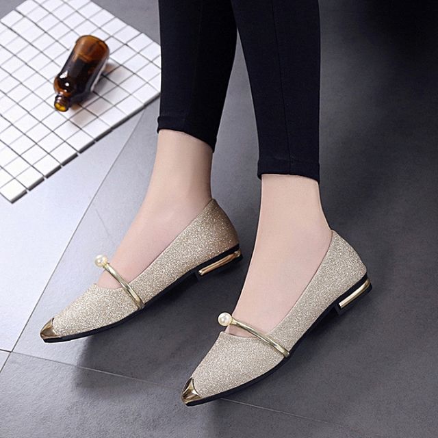 11 Pilihan Flat Shoes Unik Biar Penampilanmu Makin On Point. Belum Punya yang Mana Nih?