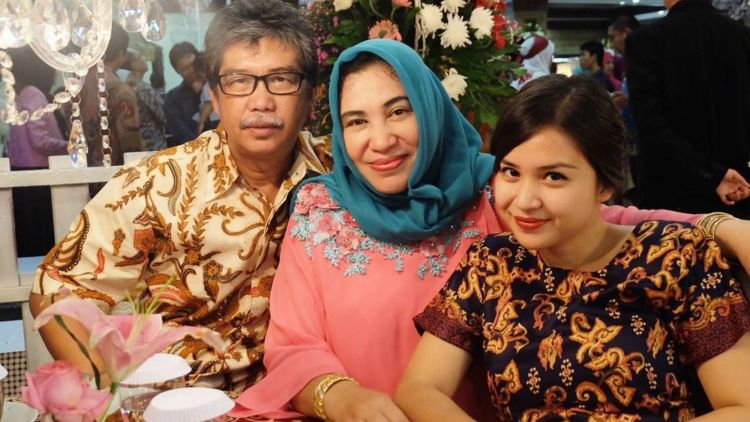 Putri Titian Kenang Almarhum Sang Ayah dengan Menyebutnya “Si Pengganggu”. Caption-nya Sedih Banget!