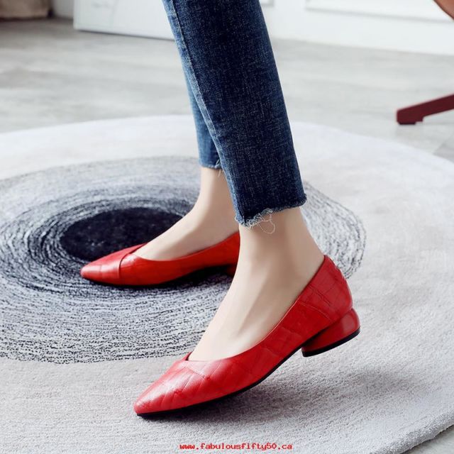 11 Pilihan Flat Shoes Unik Biar Penampilanmu Makin On Point. Belum Punya yang Mana Nih?