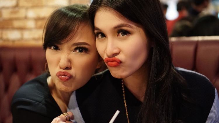 Potret Keakraban Yuanita Christiani dan Sandra Dewi; Bukan Persahabatan Kaleng-Kaleng!