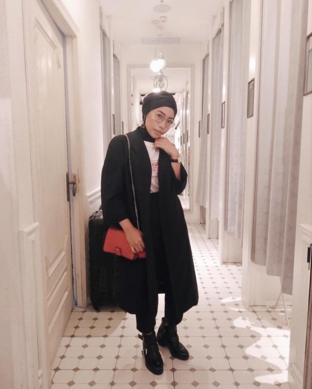 Pas Buat Musim Hujan, Ini 9 Ide Padu Padan Mantel Plus Turban Hits Ala Selebgram @theladyulia