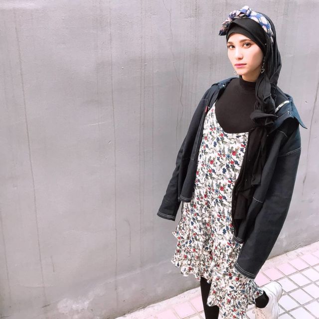 Ini 7 Potret Gaya Kim Miso, Selebgram Hijab Asal Maroko yang Cantiknya Bak Bintang K-Pop Korea