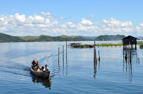 6 Cara Menikmati Danau Sentani di Papua. Jelajahi Danau Ini Bagaikan Liburan New Zealand!