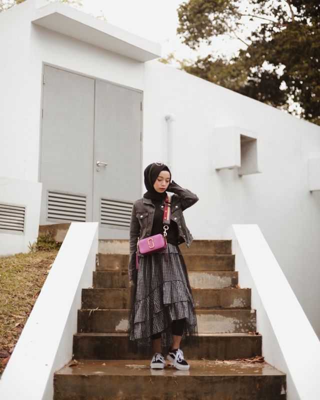 10 Ide Gaya Rok Ruffle Kotak-Kotak. Nggak Cuma Nyaman, Tampilannya pun Elegan!