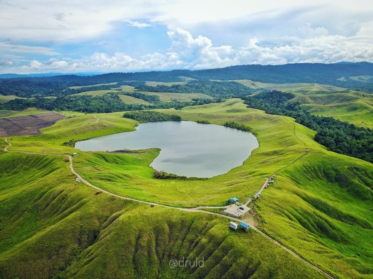 Danau Love, Destinasi Hits dan Instagramable di Papua. Cocok Dikunjungi Bersama Pasangan Tercinta!