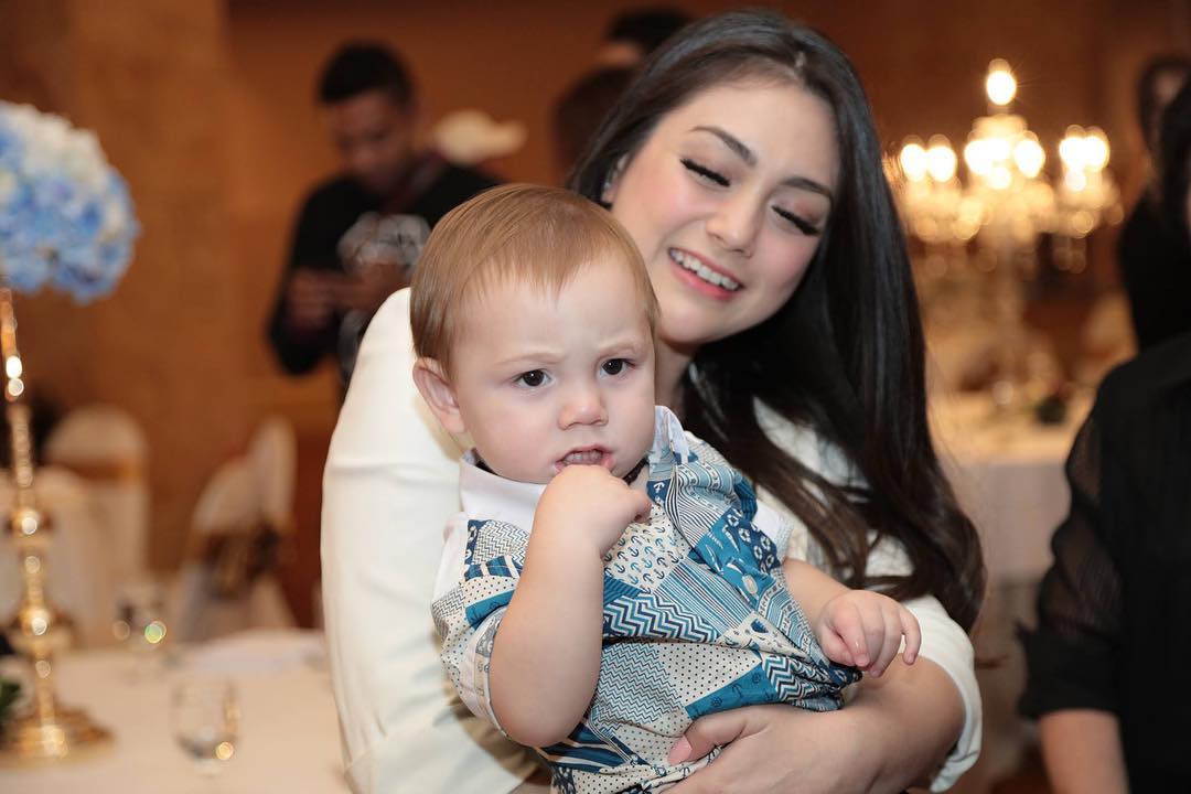 12 Potret Lucio, Putra Stefan William dan Celine yang Mukanya Bule Abis. Cute Overload!