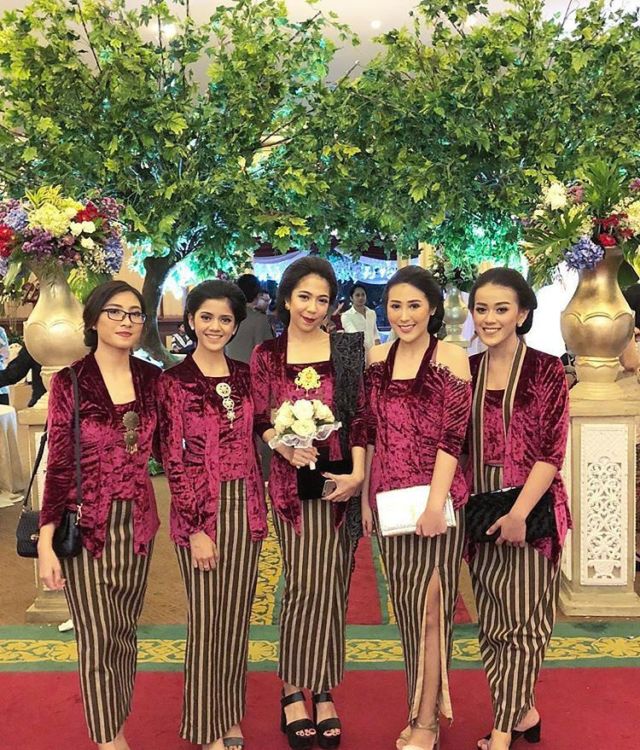 9 Trik Siasati Tubuh Mungil Tak Tenggelam dalam Kebaya. Busana Cantik Tapi Salah Pakai ya Percuma