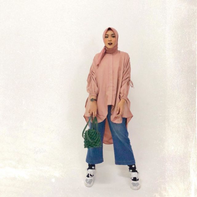 Ide Padu Padan Wide Leg Jeans ala Selebgram