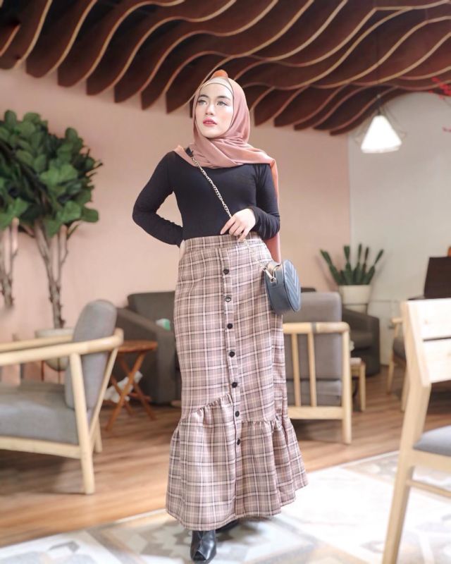 10 Ide Gaya Rok Ruffle Kotak-Kotak. Nggak Cuma Nyaman, Tampilannya pun Elegan!