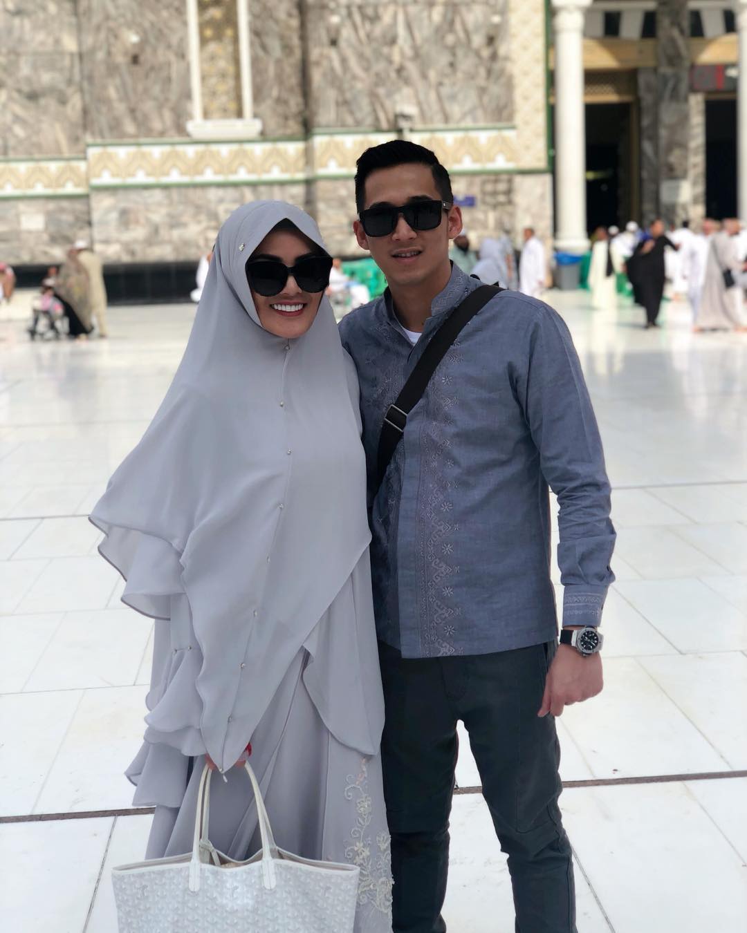 Cantiknya Nindy Ayunda Berbalut Hijab Saat Umrah Bareng Suami. Mesranya Bikin Iri!