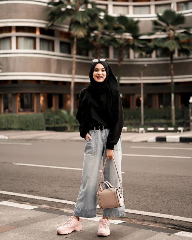 Ide Padu Padan Wide Leg Jeans ala Selebgram