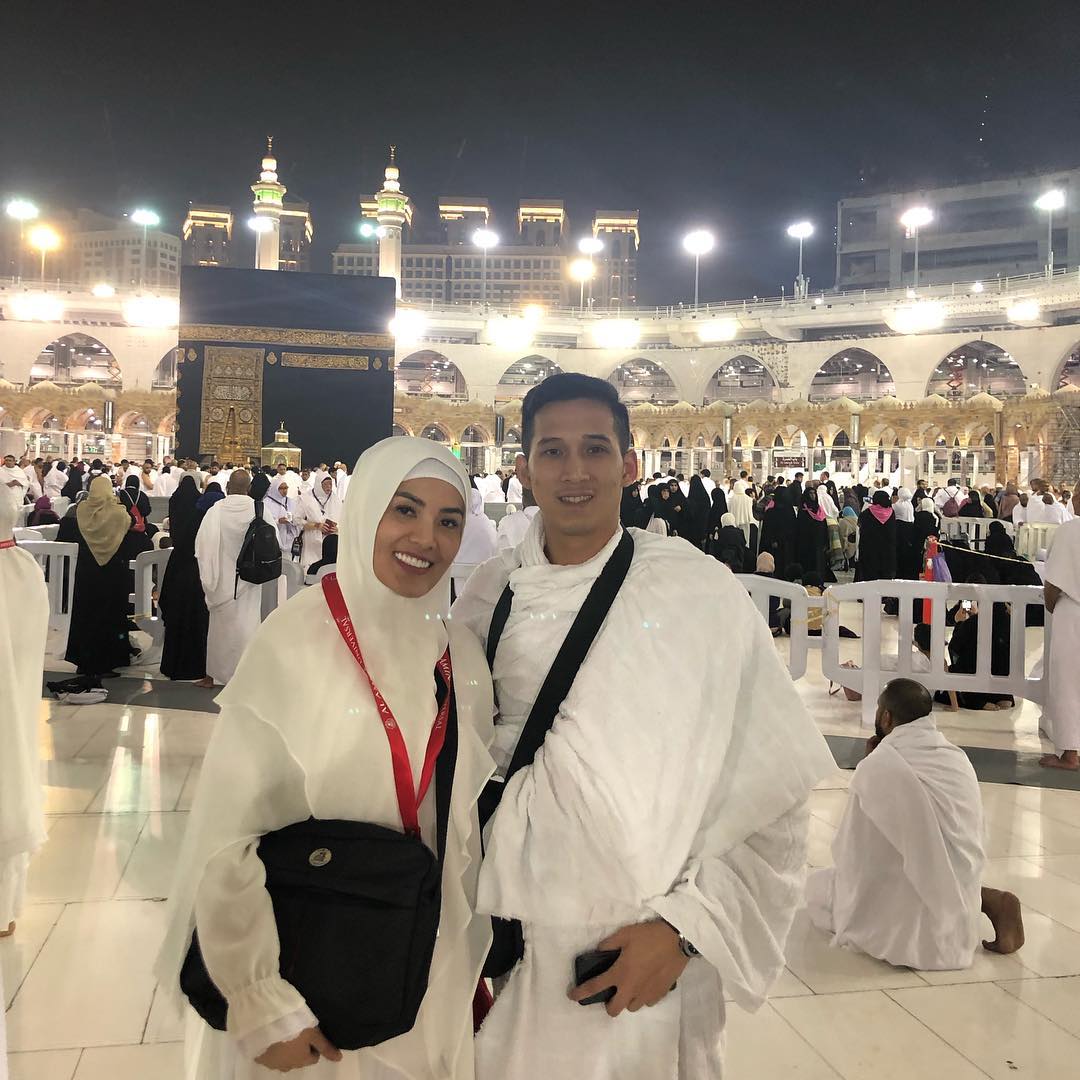 Cantiknya Nindy Ayunda Berbalut Hijab Saat Umrah Bareng Suami. Mesranya Bikin Iri!