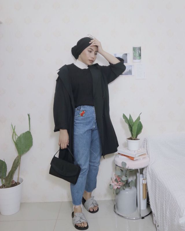 Pas Buat Musim Hujan, Ini 9 Ide Padu Padan Mantel Plus Turban Hits Ala Selebgram @theladyulia