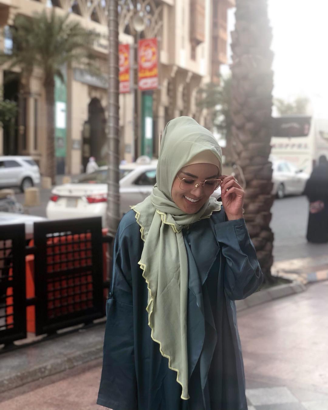 Cantiknya Nindy Ayunda Berbalut Hijab Saat Umrah Bareng Suami. Mesranya Bikin Iri!