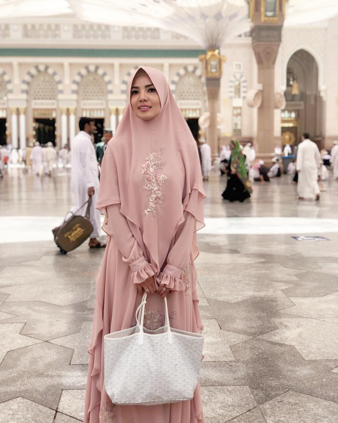 Cantiknya Nindy Ayunda Berbalut Hijab Saat Umrah Bareng Suami. Mesranya Bikin Iri!