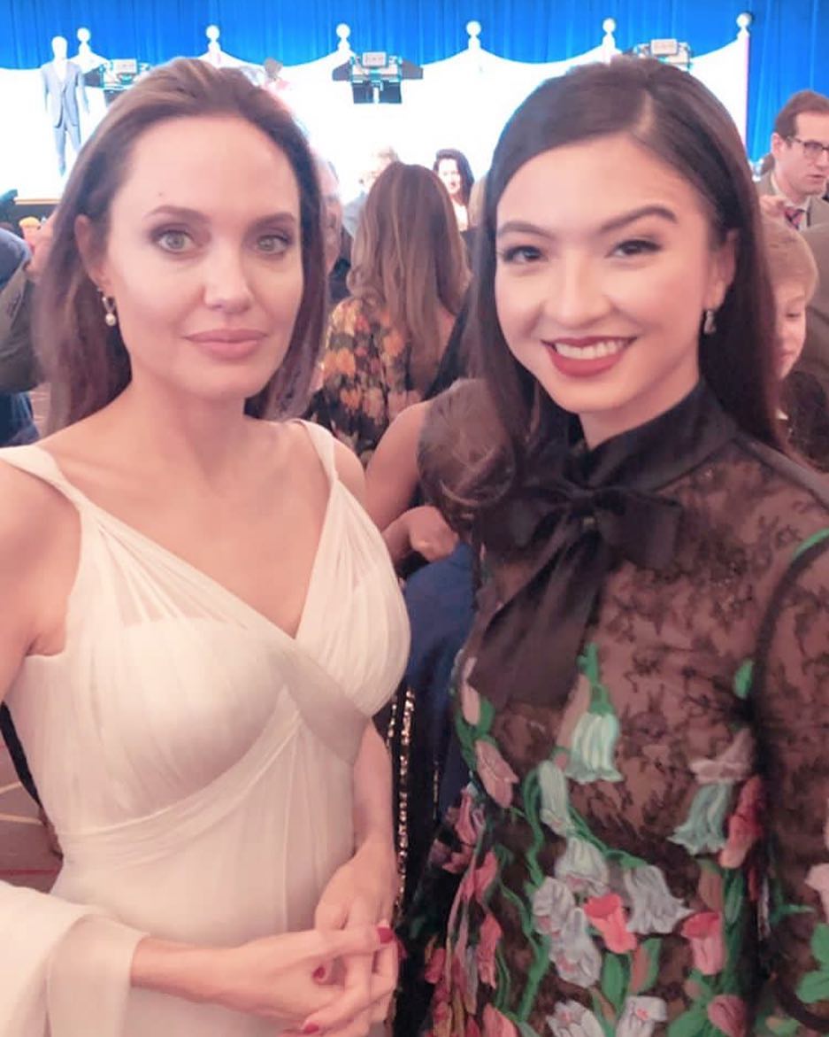 Raline Shah Foto Bareng Angelina Jolie, Warganet Bentuk 'Tim' di Kolom Komentar. Kocak Caranya!