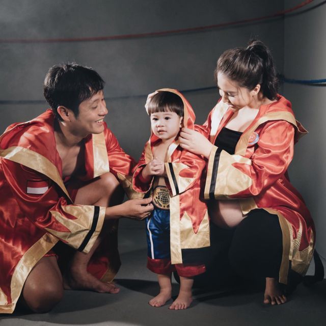 Mengintip Serunya 9 Maternity Photo 'Ronde Kedua' di Atas Ring Tinju Ala Putri Titian. Gemas!