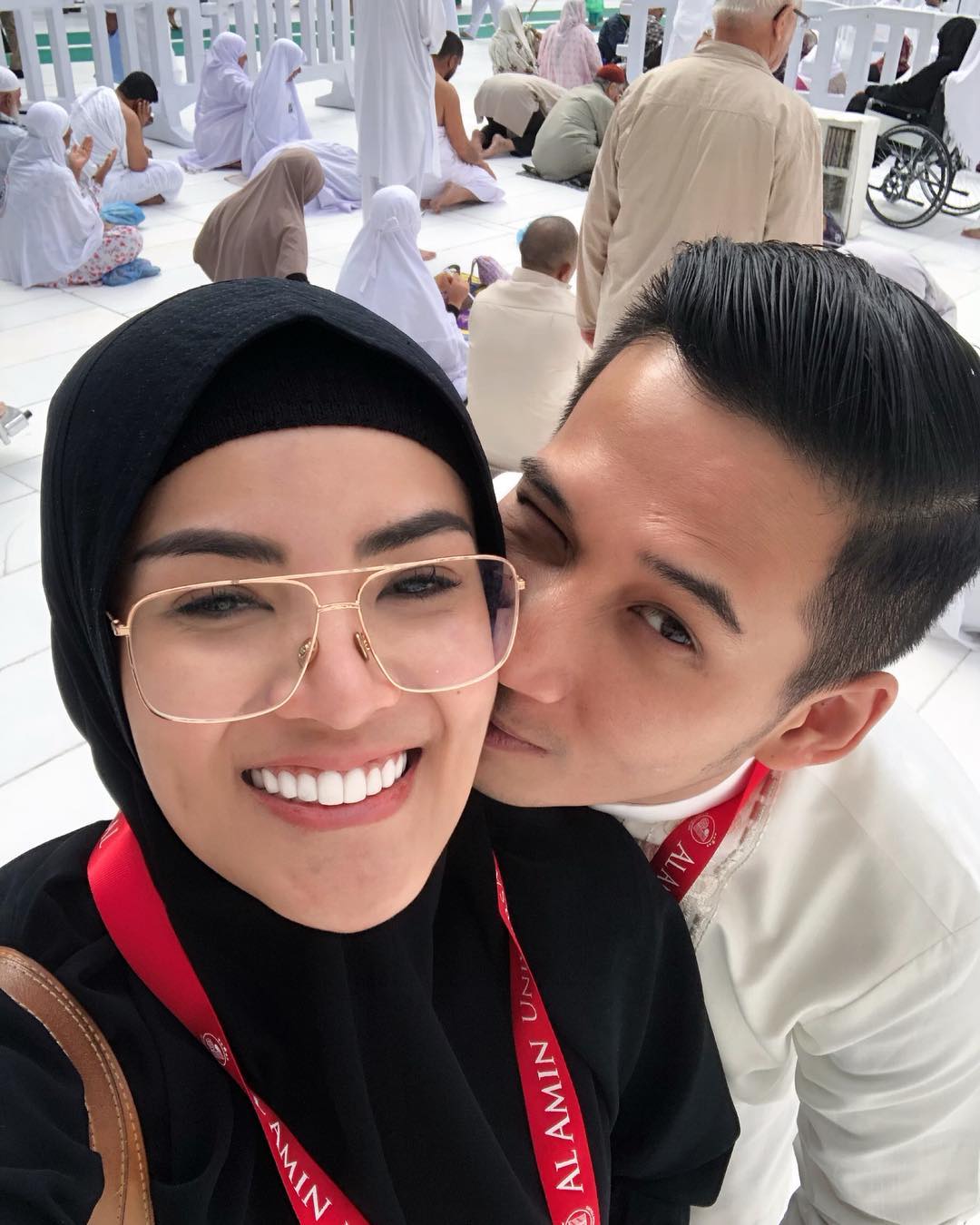 Cantiknya Nindy Ayunda Berbalut Hijab Saat Umrah Bareng Suami. Mesranya Bikin Iri!