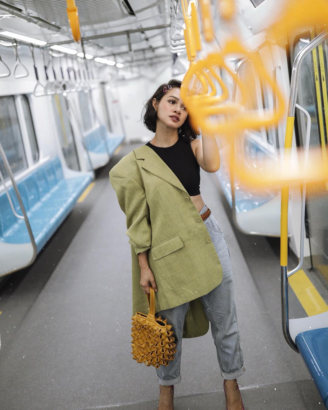 Bukan Cuma Warga Biasa, Deretan Artis Ini Juga Turut Menjajal MRT Jakarta. Bareng Pejabat Negara Pula!