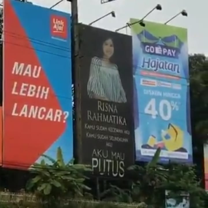 Putusin Pacar Pakai Baliho Super Gede, Warganet Curiga ini Settingan. Ah Masa Sih?!