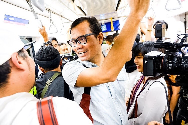 Bukan Cuma Warga Biasa, Deretan Artis Ini Juga Turut Menjajal MRT Jakarta. Bareng Pejabat Negara Pula!