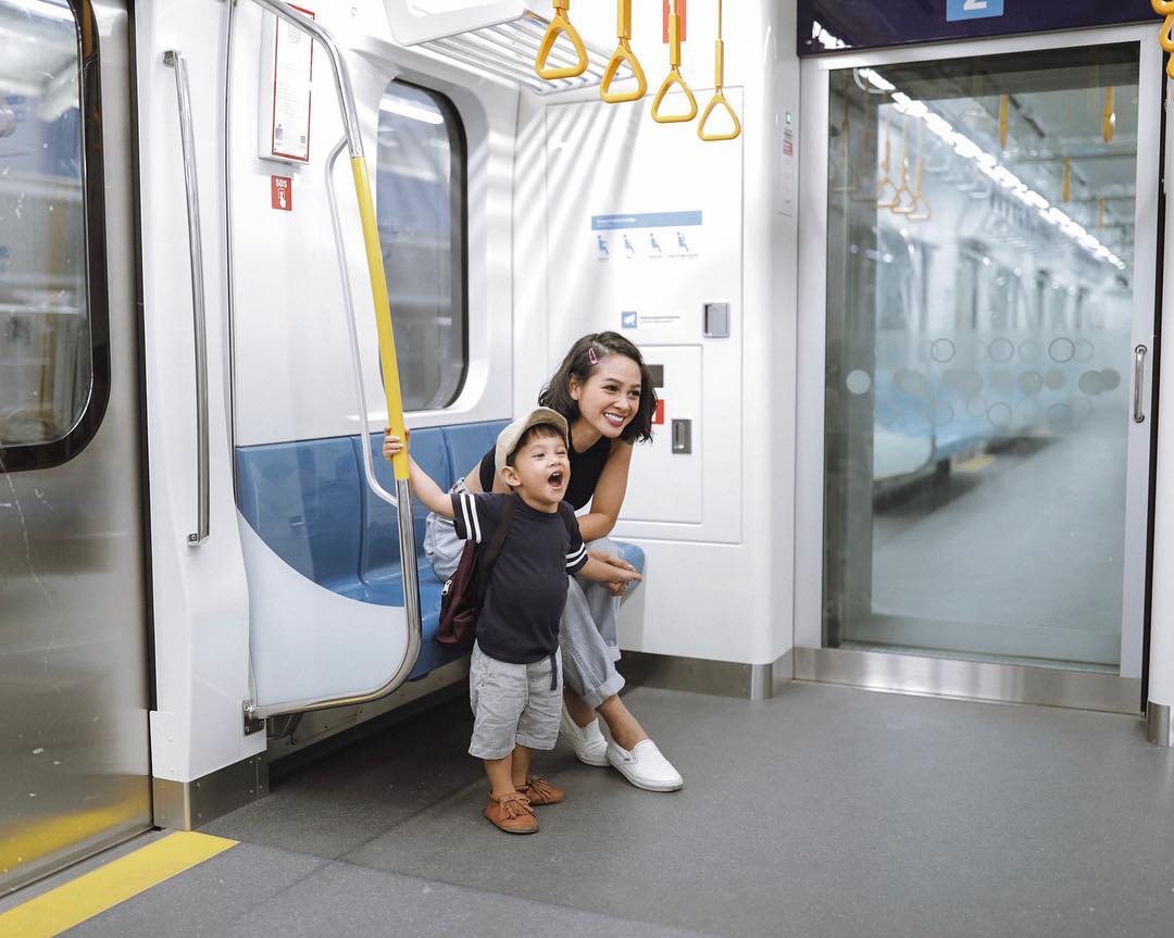 Bukan Cuma Warga Biasa, Deretan Artis Ini Juga Turut Menjajal MRT Jakarta. Bareng Pejabat Negara Pula!