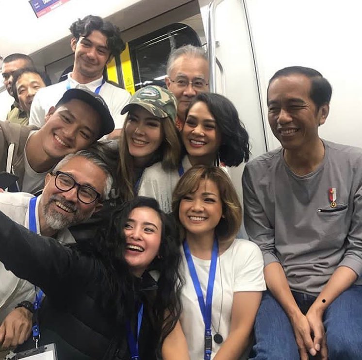 Bukan Cuma Warga Biasa, Deretan Artis Ini Juga Turut Menjajal MRT Jakarta. Bareng Pejabat Negara Pula!