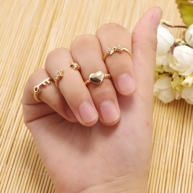 10 Ide Pakai Ring Set Kekinian yang Katanya Lagi Digilai Cewek-cewek Korea. Kamu Nggak Mau Coba?