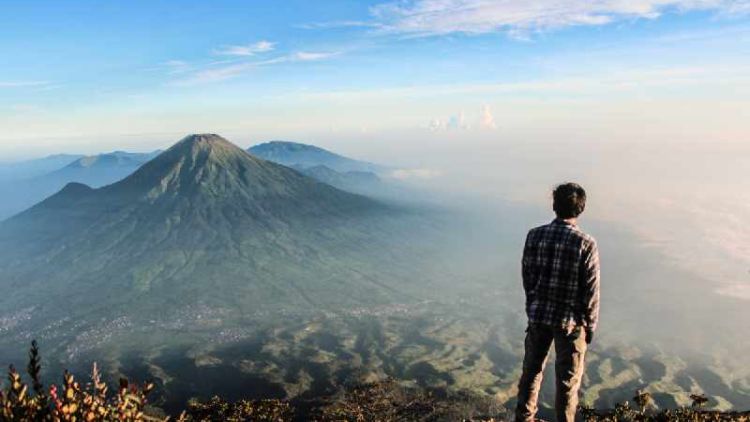 Sesosok Jasad Manusia Ditemukan Membusuk di Gunung Sumbing. Ngeri Banget Sih!