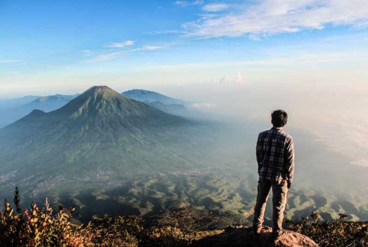 Sesosok Jasad Manusia Ditemukan Membusuk di Gunung Sumbing. Ngeri Banget Sih!