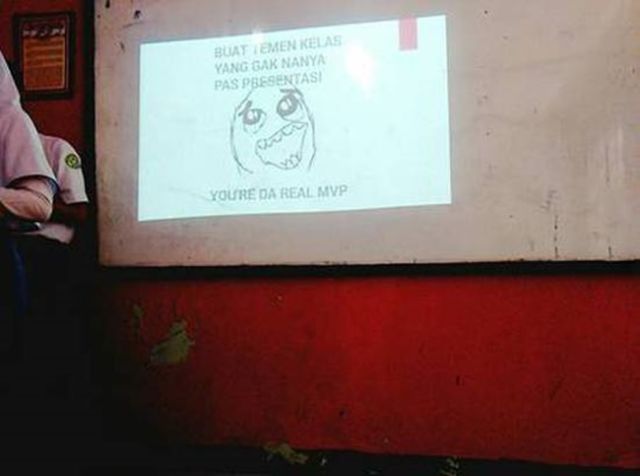 11 Kekonyolan Teman Saat Presentasi yang Bikin Ngakak. Salah Satu Alasan Kita Nggak Bosen di Kelas