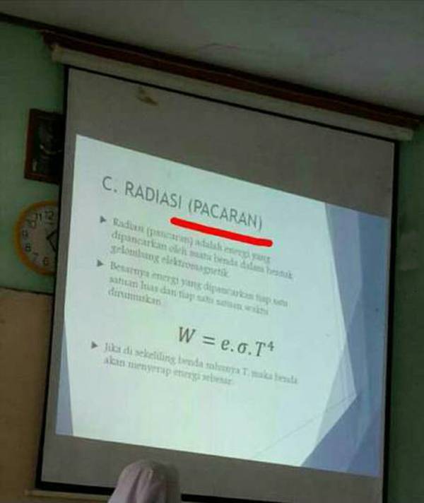 11 Kekonyolan Teman Saat Presentasi yang Bikin Ngakak. Salah Satu Alasan Kita Nggak Bosen di Kelas