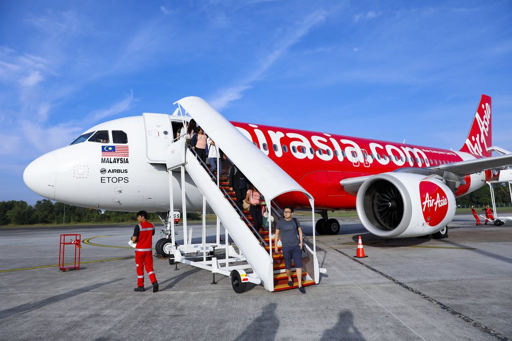 Sindir Garuda Indonesia, Air Asia Bikin Kompetisi Foto di Kabin Pesawat. Hadiahnya Tiket Labuan Bajo!