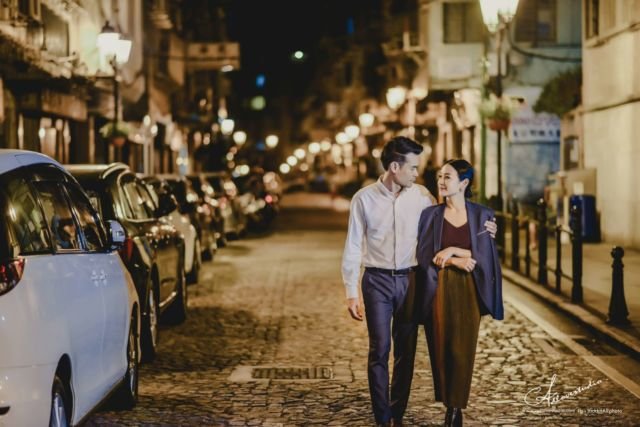 Tak Harus di Pantai atau Hutan, 10 Ide Foto Prewedding di Jalanan Ini Tak Kalah Berkesan