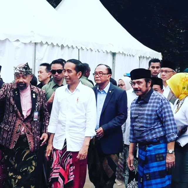 Pak Jokowi Ingin Ada Kebijakan Wajib Pakai Sarung Tiap Sekali Sebulan, Apa Alasannya?