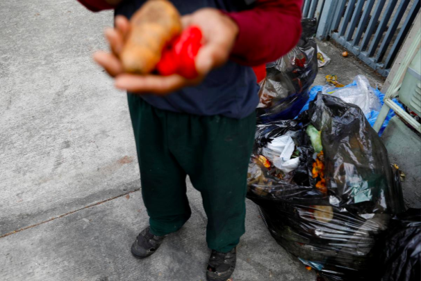 Nasib Venezuela Kian Memprihatinkan. Kini Banyak Orang Lapar Mengais Sisa Makanan dari Tong Sampah