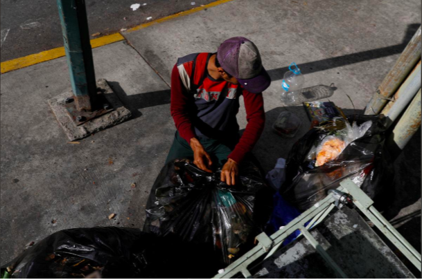 Nasib Venezuela Kian Memprihatinkan. Kini Banyak Orang Lapar Mengais Sisa Makanan dari Tong Sampah