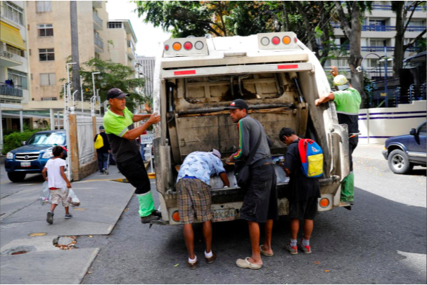 Nasib Venezuela Kian Memprihatinkan. Kini Banyak Orang Lapar Mengais Sisa Makanan dari Tong Sampah