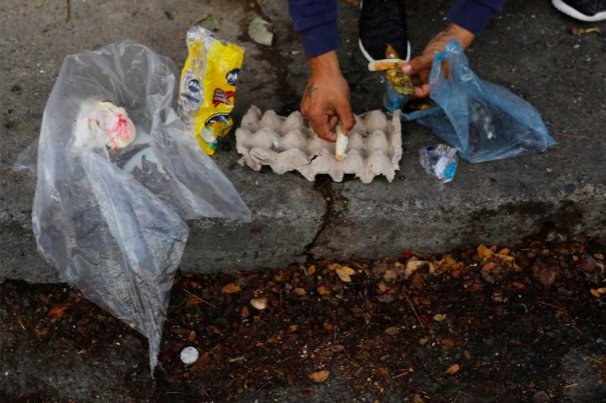 Nasib Venezuela Kian Memprihatinkan. Kini Banyak Orang Lapar Mengais Sisa Makanan dari Tong Sampah